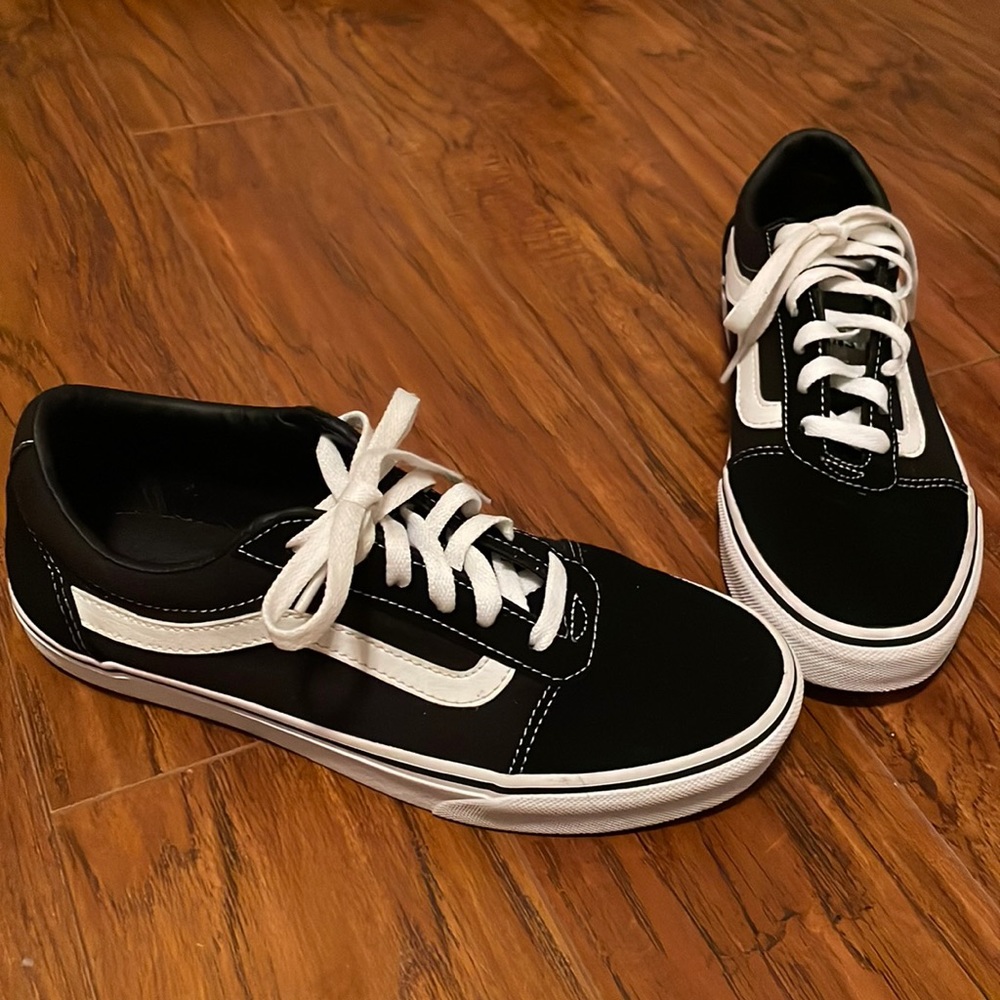 Popular Lifestyle/Skateboard sneaker by Vans.